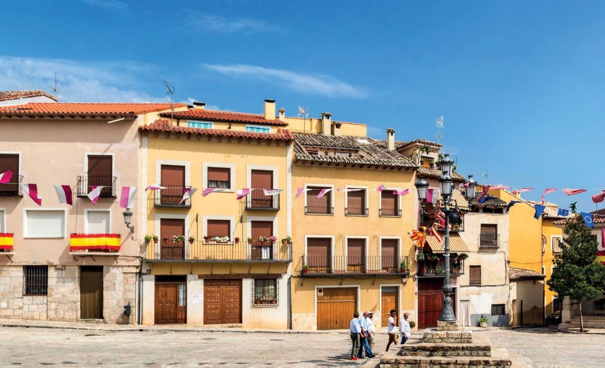 Entre páginas y lavanda: la ruta literaria inspirada en los campos de Brihuega