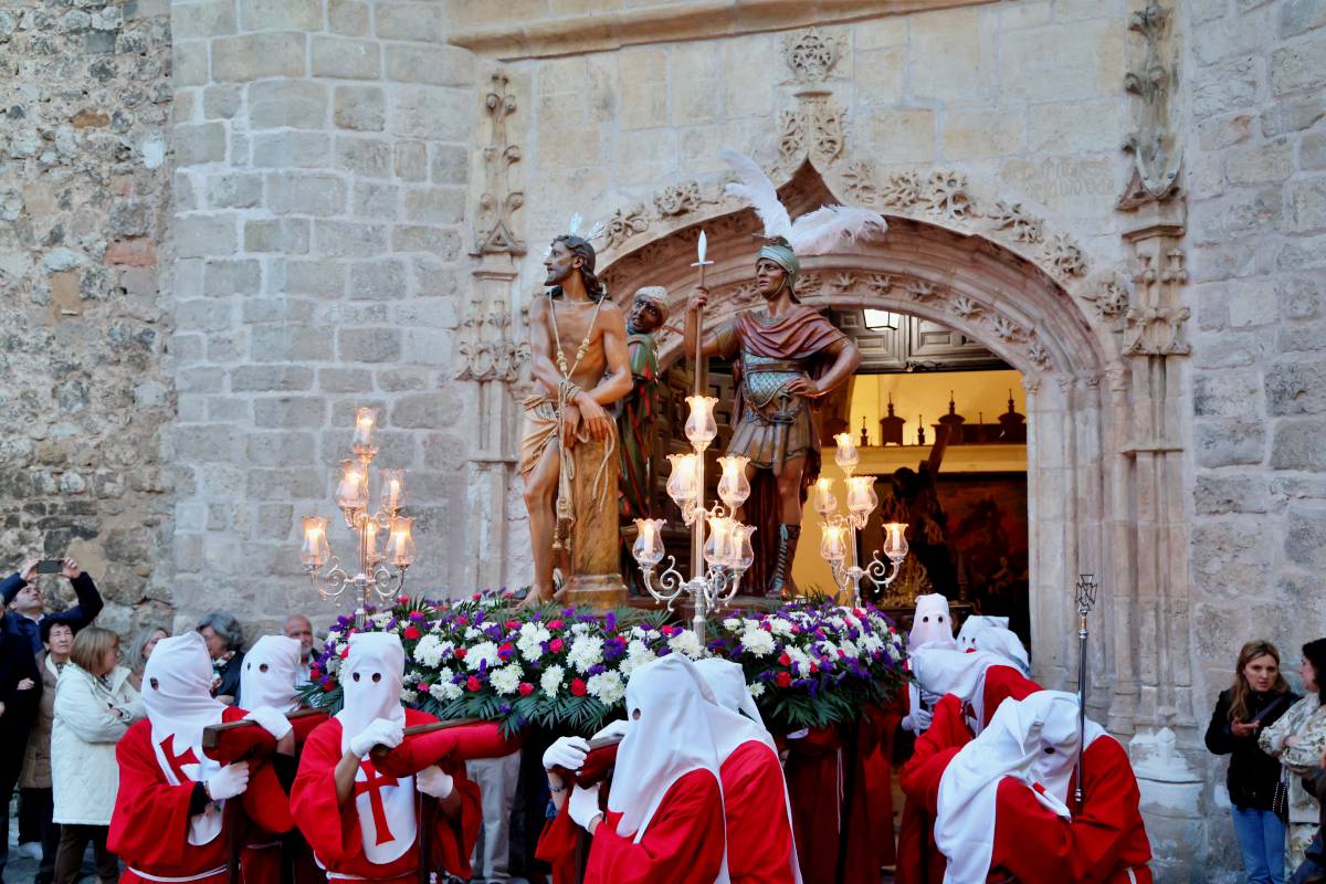 De las tamboradas infinitas a las procesiones en silencio, Castilla-La Mancha despliega su fe