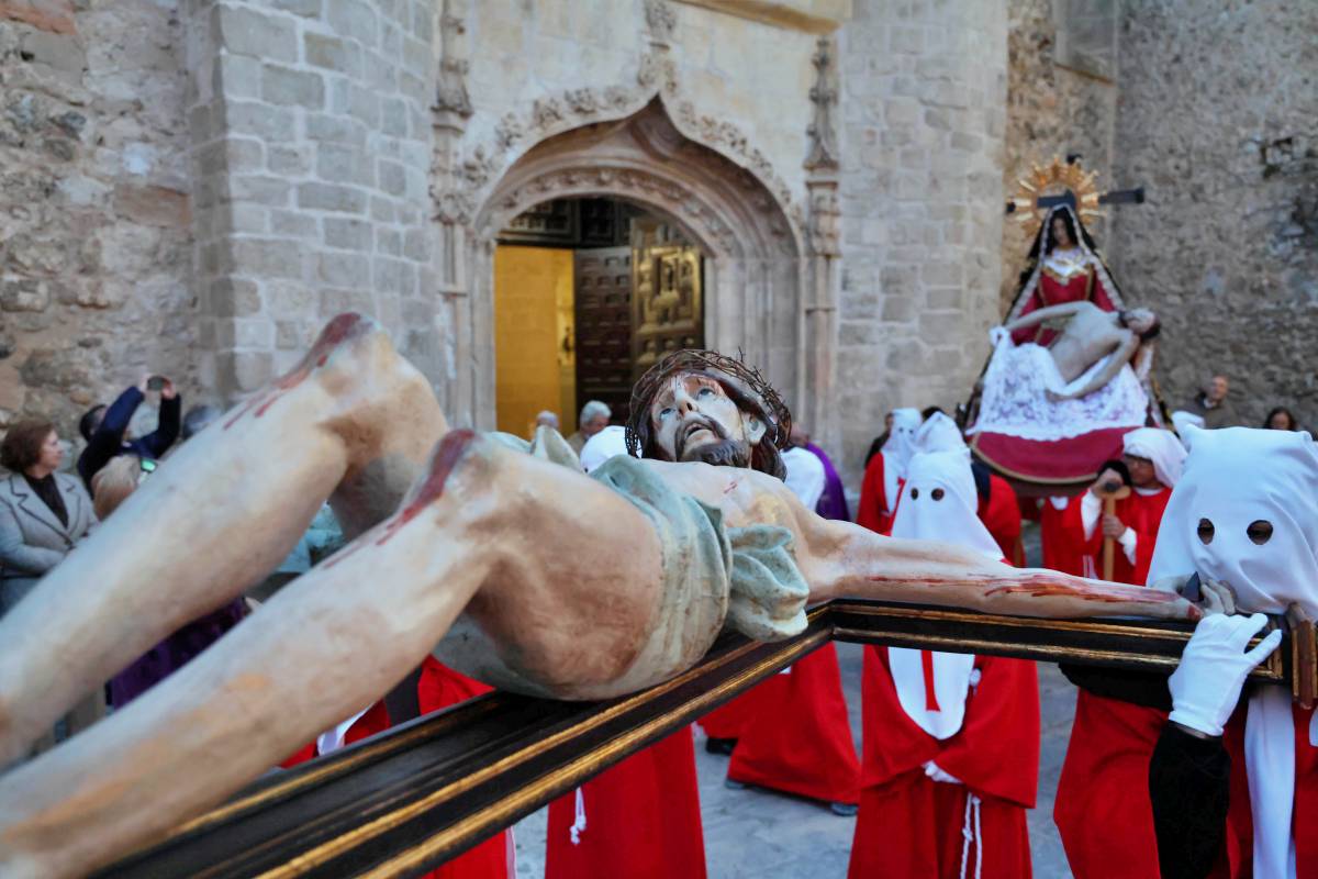 De las tamboradas infinitas a las procesiones en silencio, Castilla-La Mancha despliega su fe