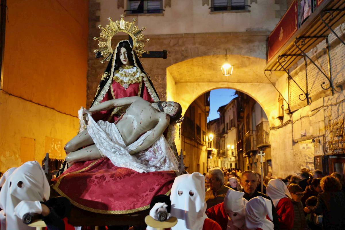 De las tamboradas infinitas a las procesiones en silencio, Castilla-La Mancha despliega su fe