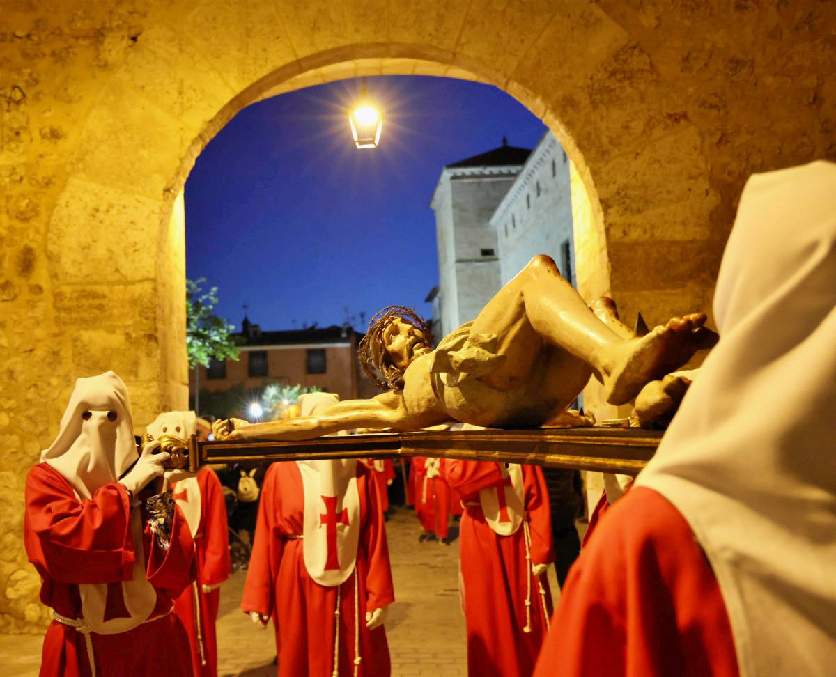 De las tamboradas infinitas a las procesiones en silencio, Castilla-La Mancha despliega su fe