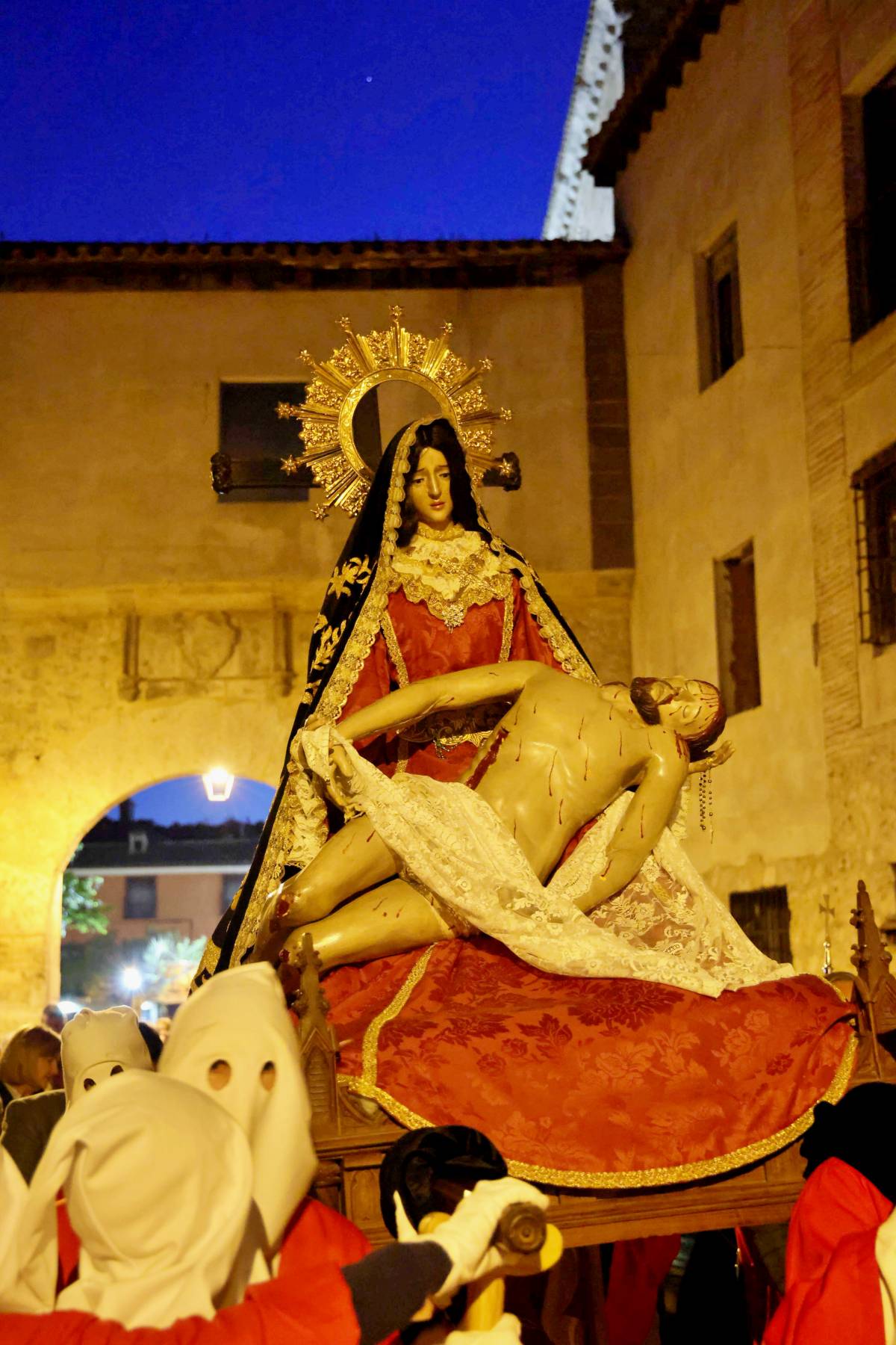 De las tamboradas infinitas a las procesiones en silencio, Castilla-La Mancha despliega su fe