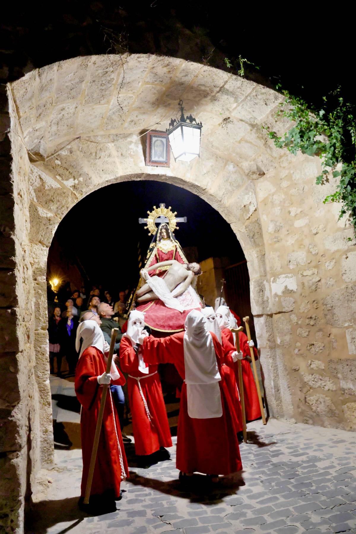 De las tamboradas infinitas a las procesiones en silencio, Castilla-La Mancha despliega su fe