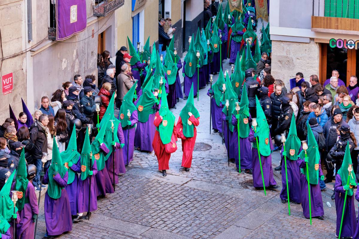 De las tamboradas infinitas a las procesiones en silencio, Castilla-La Mancha despliega su fe