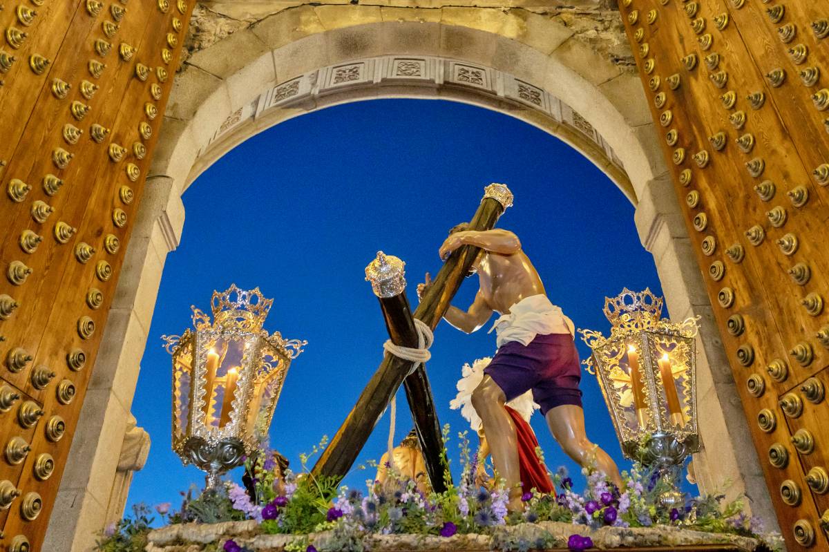 De las tamboradas infinitas a las procesiones en silencio, Castilla-La Mancha despliega su fe