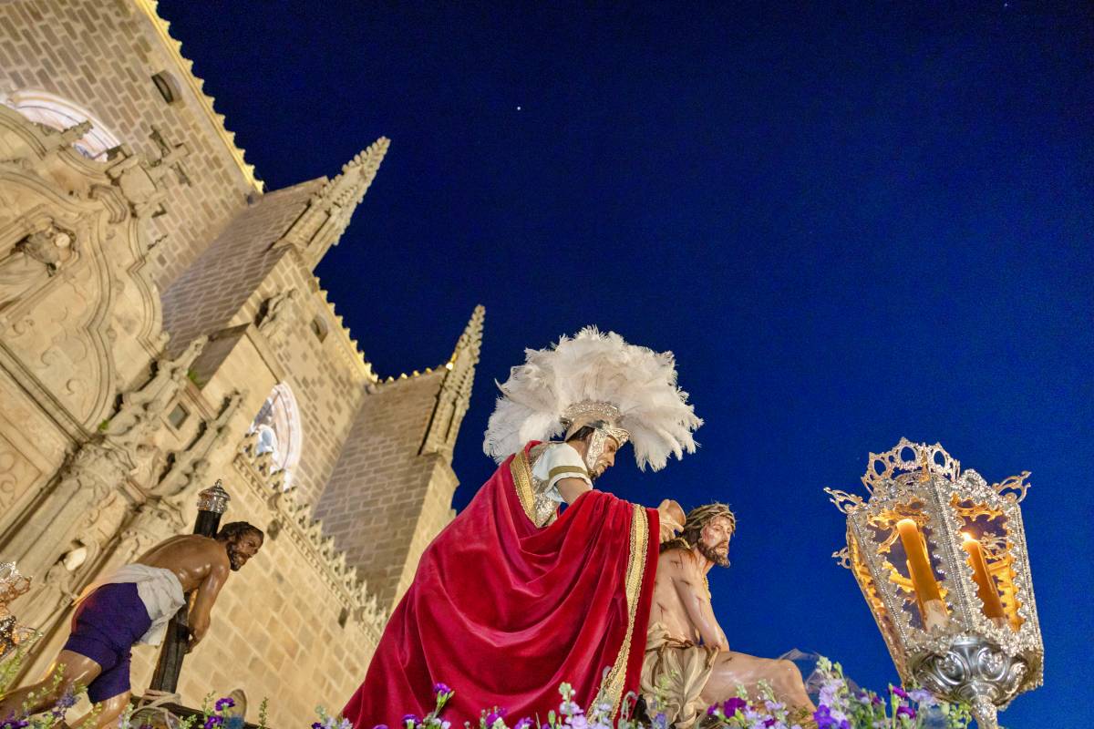 De las tamboradas infinitas a las procesiones en silencio, Castilla-La Mancha despliega su fe