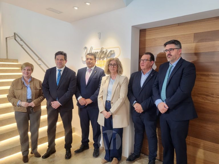 Valverde destaca el potencial del sector vitivinícola durante su visita a la cooperativa Jesús del Perdón de Manzanares
