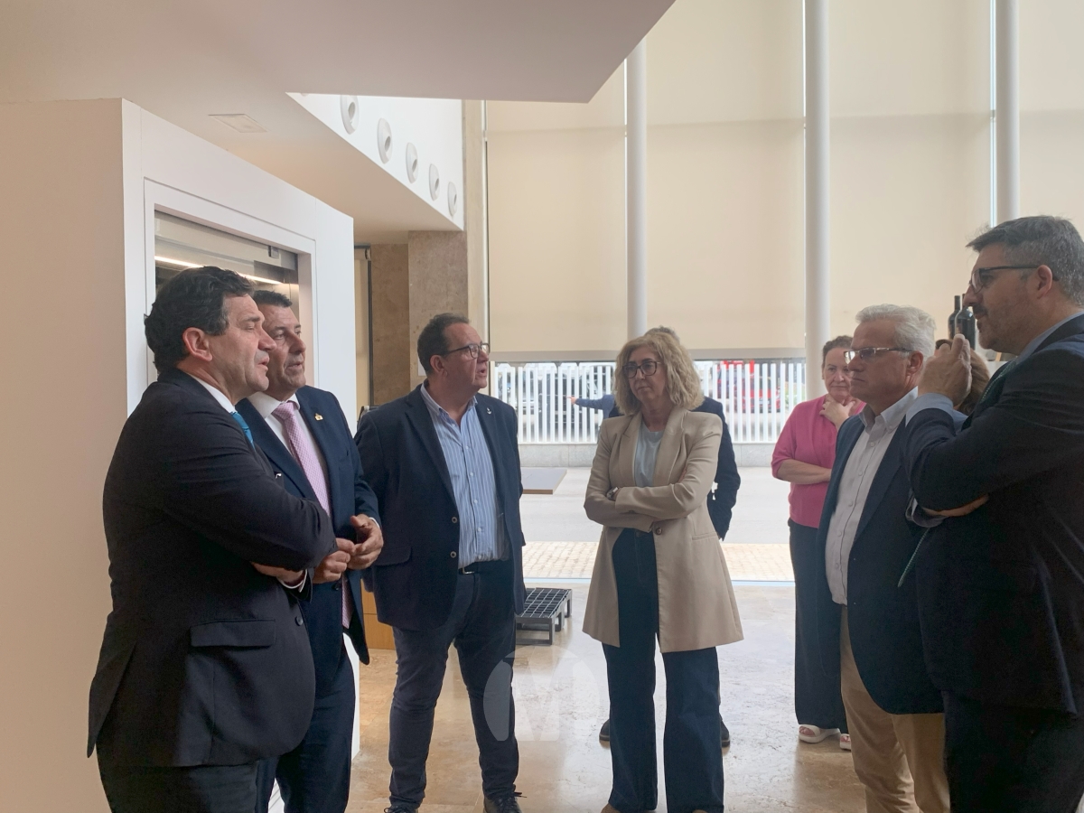 Valverde destaca el potencial del sector vitivinícola durante su visita a la cooperativa Jesús del Perdón de Manzanares