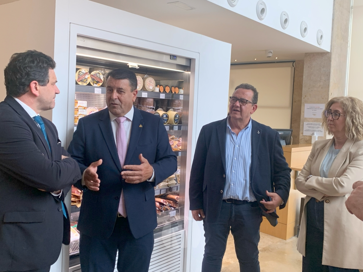 Valverde destaca el potencial del sector vitivinícola durante su visita a la cooperativa Jesús del Perdón de Manzanares