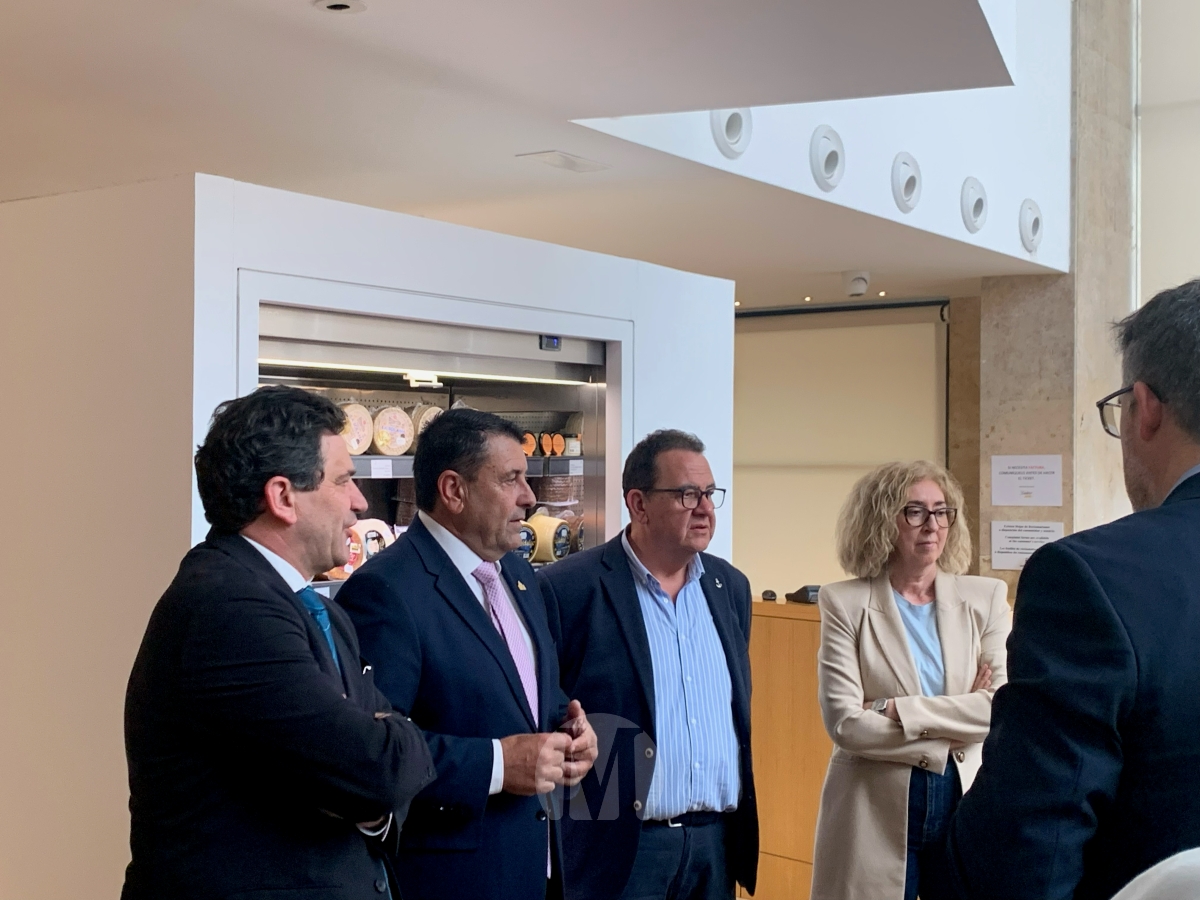 Valverde destaca el potencial del sector vitivinícola durante su visita a la cooperativa Jesús del Perdón de Manzanares