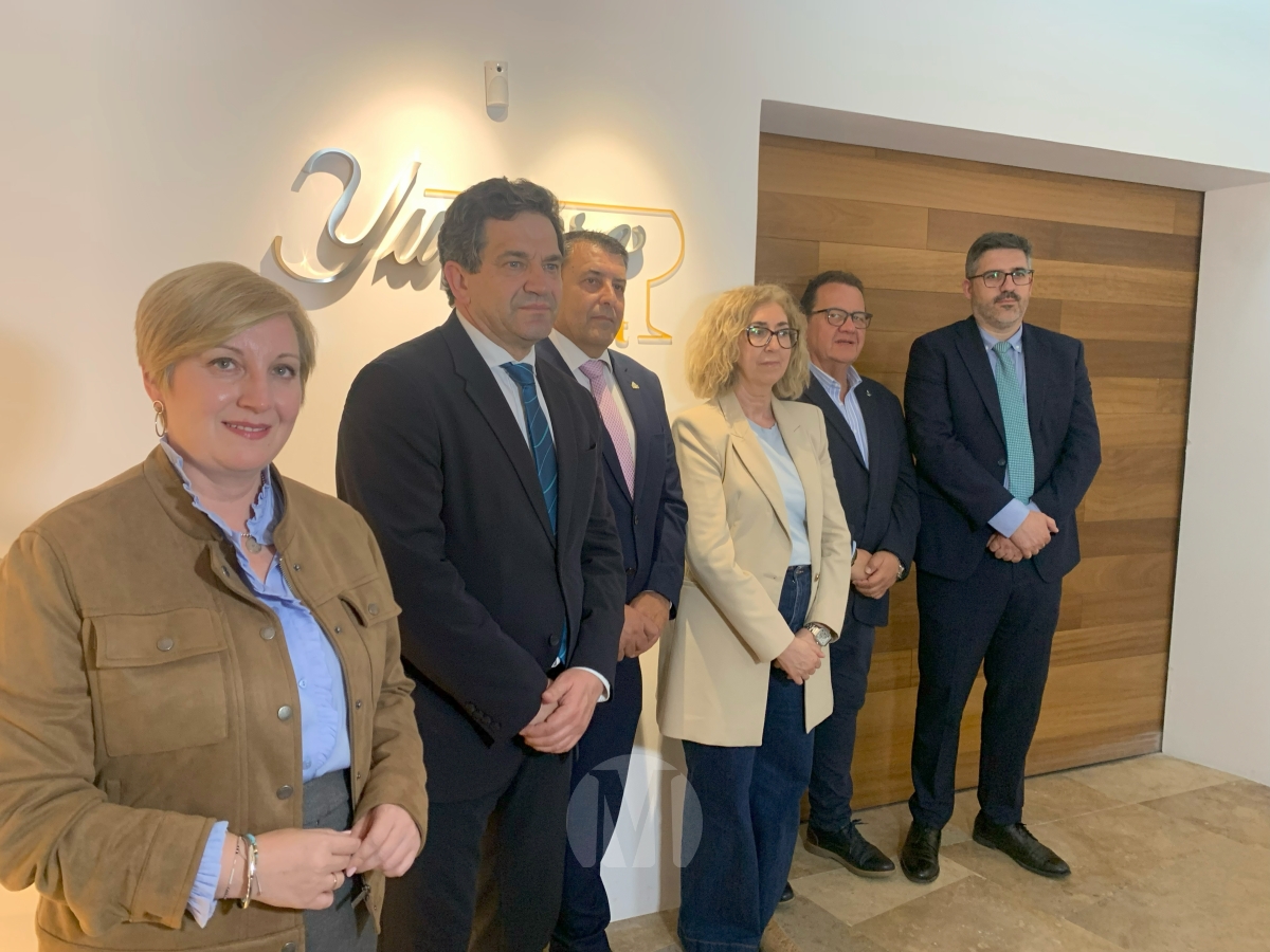 Valverde destaca el potencial del sector vitivinícola durante su visita a la cooperativa Jesús del Perdón de Manzanares