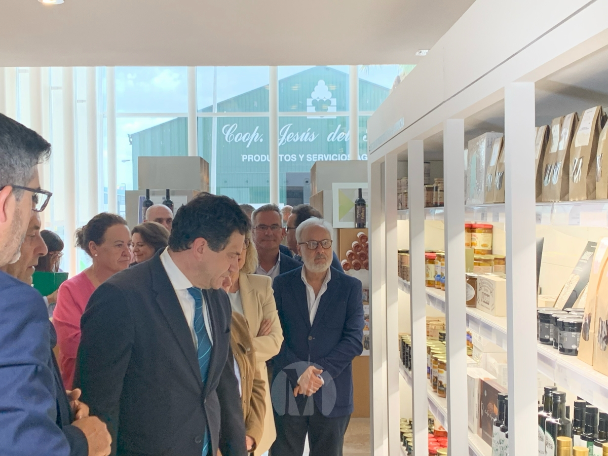 Valverde destaca el potencial del sector vitivinícola durante su visita a la cooperativa Jesús del Perdón de Manzanares