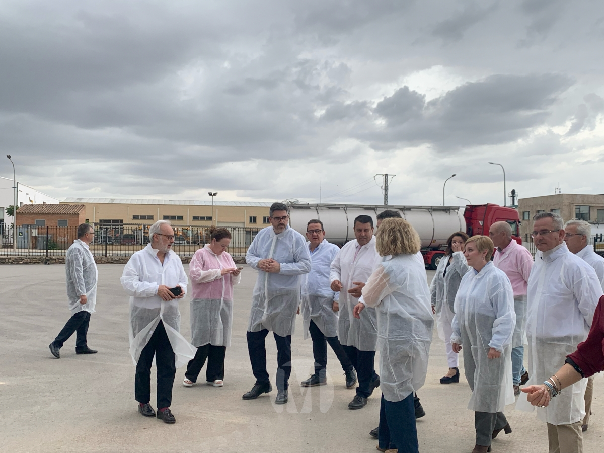 Valverde destaca el potencial del sector vitivinícola durante su visita a la cooperativa Jesús del Perdón de Manzanares