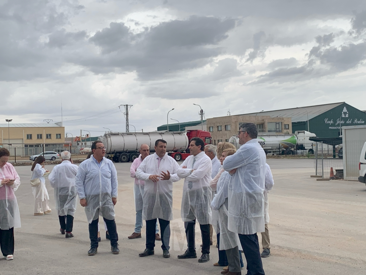 Valverde destaca el potencial del sector vitivinícola durante su visita a la cooperativa Jesús del Perdón de Manzanares