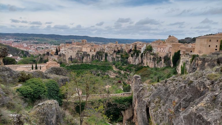 Fallece un ciclista al caer por un terraplén de unos diez metros cerca del Parador de Cuenca