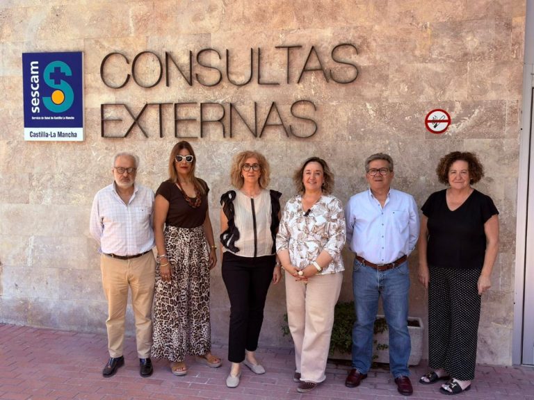 Ana Cantero denuncia el “colapso sanitario” en Castilla-La Mancha en las inmediaciones del Hospital de Manzanares