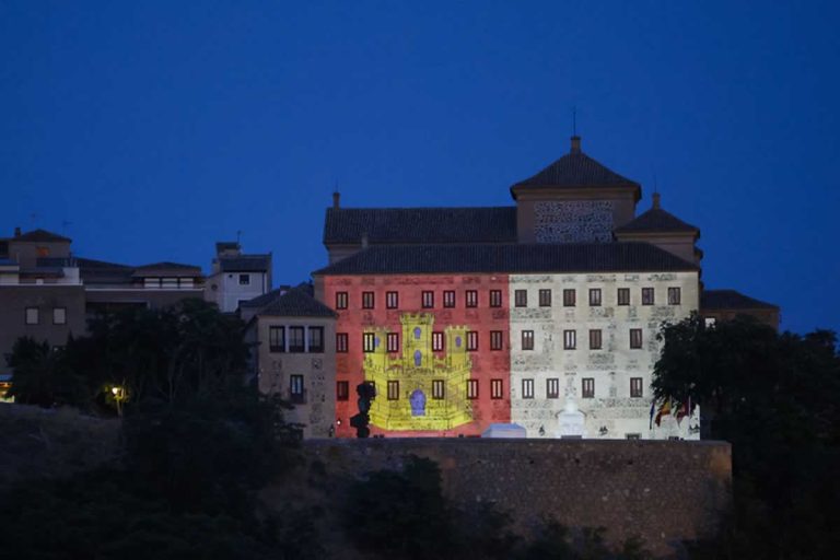 Las Cortes Regionales iluminan su fachada con motivo del Día de la Región