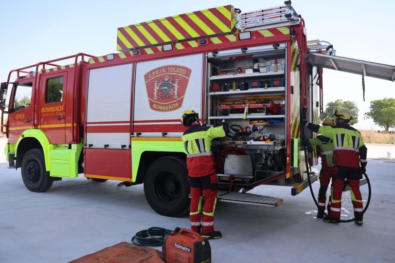 Bomberos de seis parques actúan tras un incendio en una fábrica de cortinas de Ontígola