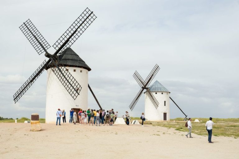 Visitas y degustación en bodegas: arranca el Tren de los Molinos este sábado entre Madrid y Campo de Criptana