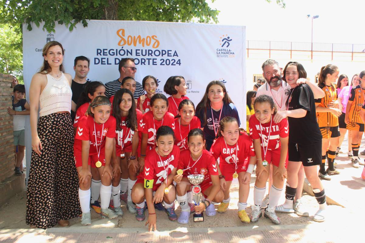 El Gobierno regional destaca en Tomelloso el valor del deporte escolar en la clausura de la Liga Provincial Alevín femenina