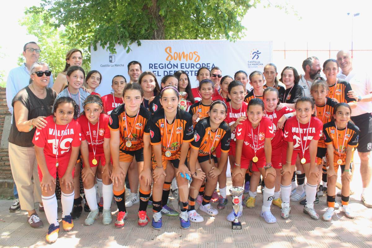 El Gobierno regional destaca en Tomelloso el valor del deporte escolar en la clausura de la Liga Provincial Alevín femenina