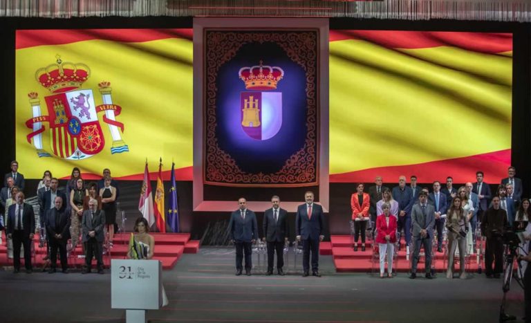 Page defiende a las instituciones ante los ataques: “La verdad no admite muros de ningún tipo”