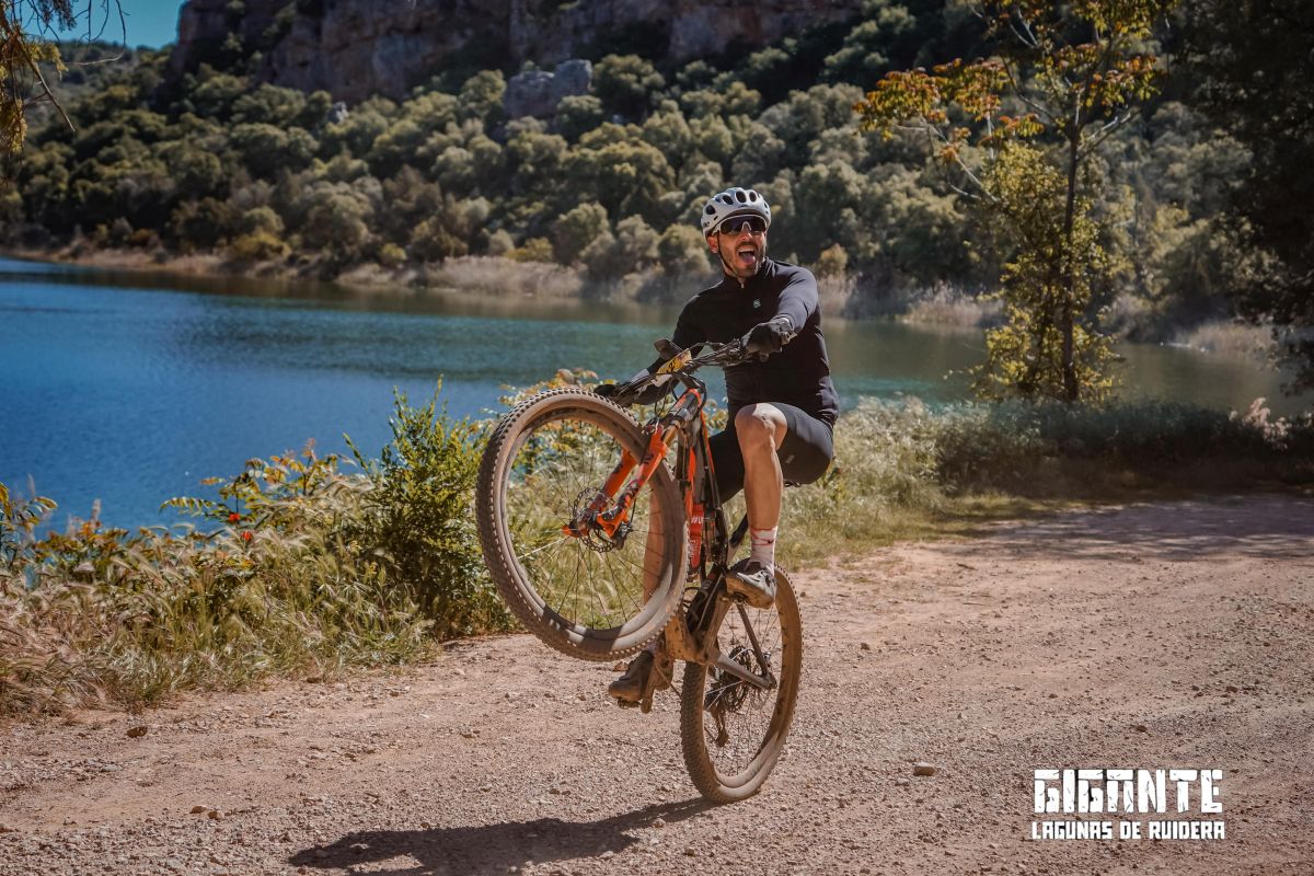 La VI Gigante Lagunas de Ruidera reúne a casi 700 ciclistas en un entorno “digno de película”