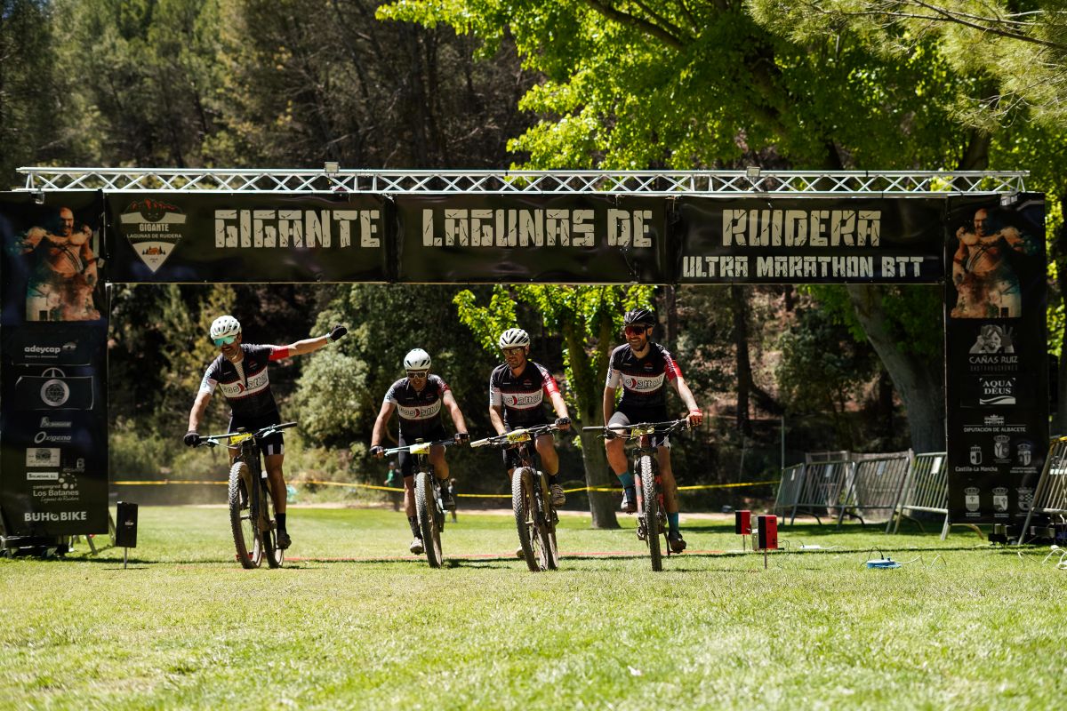 La VI Gigante Lagunas de Ruidera reúne a casi 700 ciclistas en un entorno “digno de película”