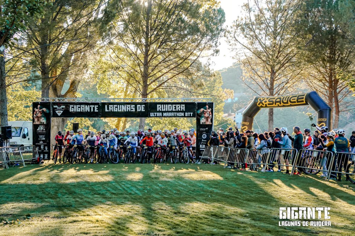 La VI Gigante Lagunas de Ruidera reúne a casi 700 ciclistas en un entorno “digno de película”