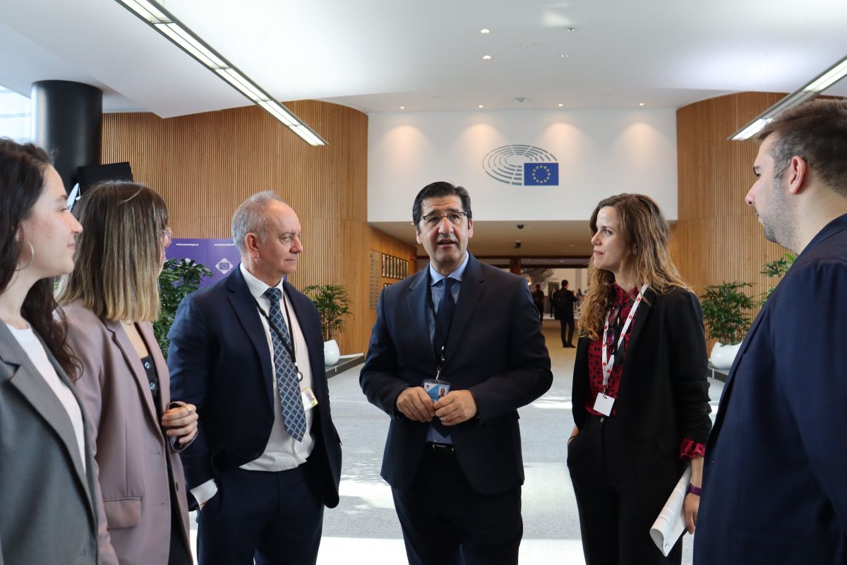 C-LM amplía las becas para formar a jóvenes en Bruselas: más meses, transporte y residencia