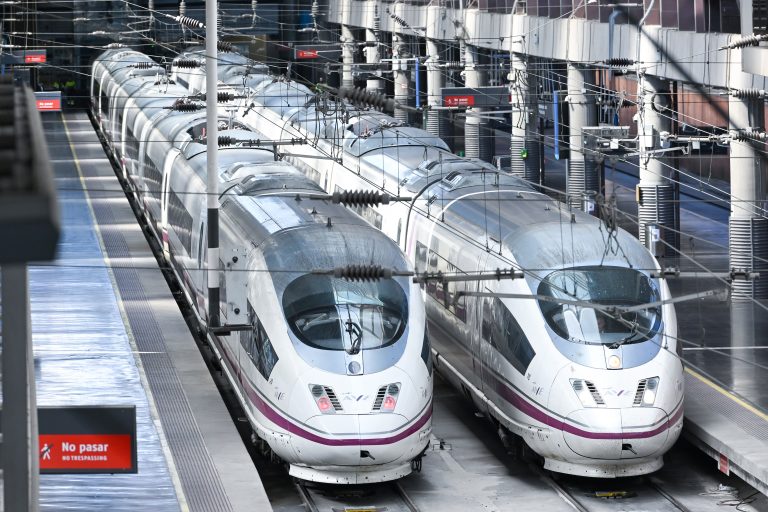 Retrasos en la línea de alta velocidad Madrid-Valencia-Alicante por una incidencia en la vía