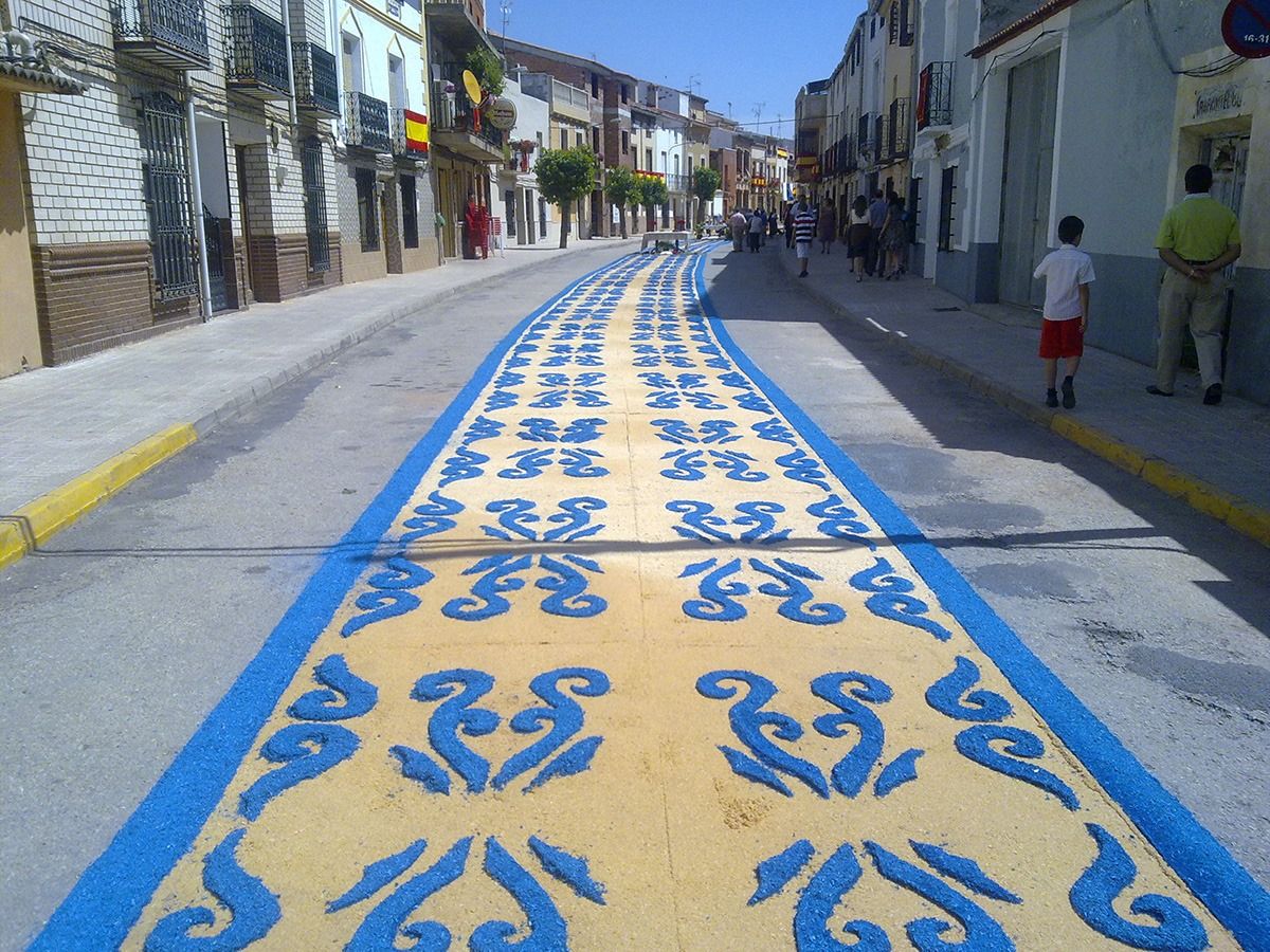 Arte y color en las calles que desaparecen en horas: las alfombras de serrín, alma del Corpus Christi de Castilla-La Mancha