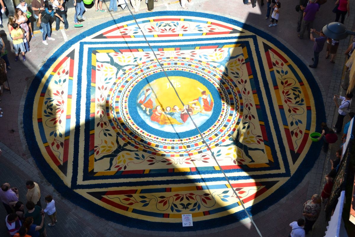 Arte y color en las calles que desaparecen en horas: las alfombras de serrín, alma del Corpus Christi de Castilla-La Mancha