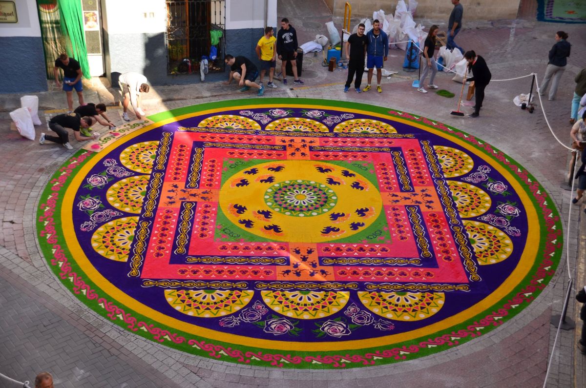 Arte y color en las calles que desaparecen en horas: las alfombras de serrín, alma del Corpus Christi de Castilla-La Mancha