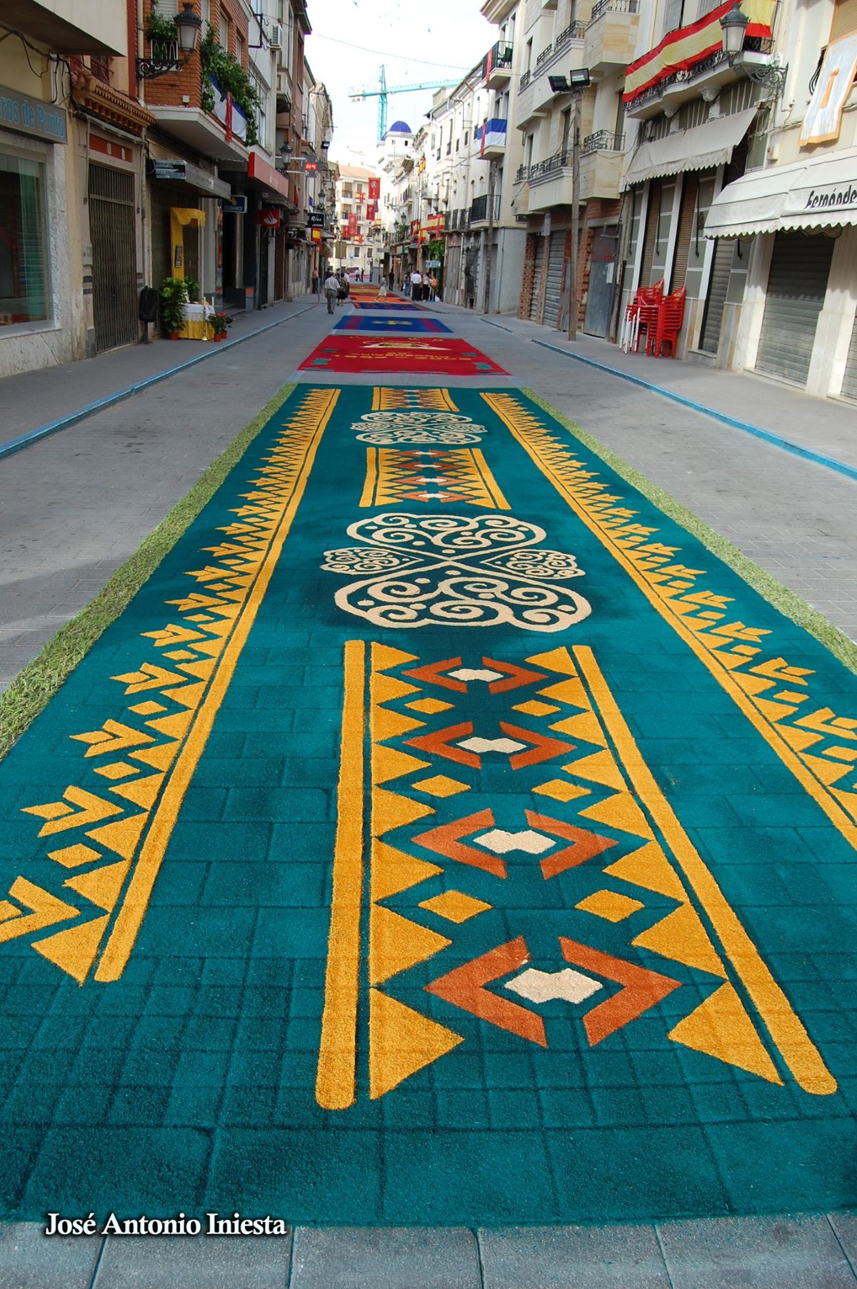 Arte y color en las calles que desaparecen en horas: las alfombras de serrín, alma del Corpus Christi de Castilla-La Mancha