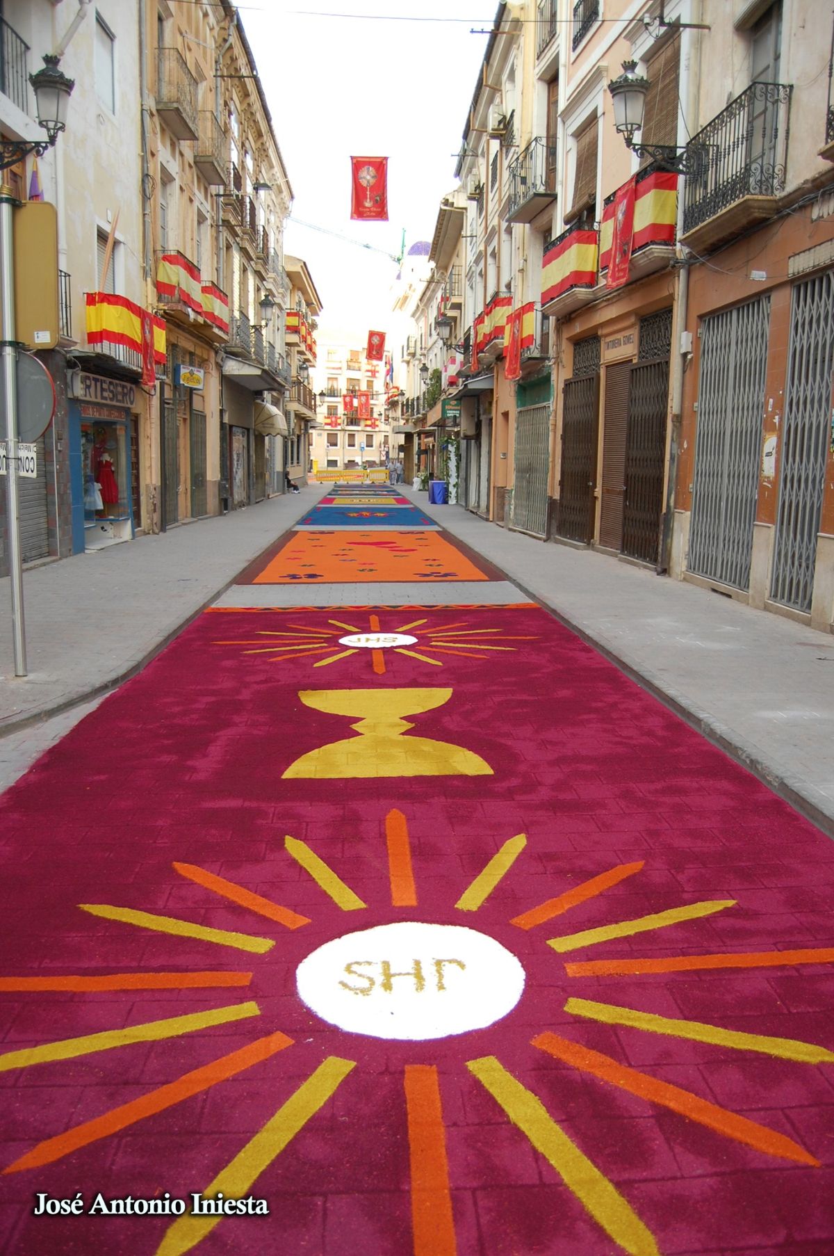 Arte y color en las calles que desaparecen en horas: las alfombras de serrín, alma del Corpus Christi de Castilla-La Mancha