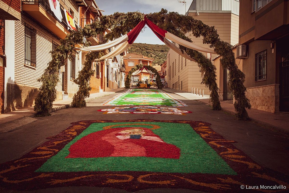 Arte y color en las calles que desaparecen en horas: las alfombras de serrín, alma del Corpus Christi de Castilla-La Mancha