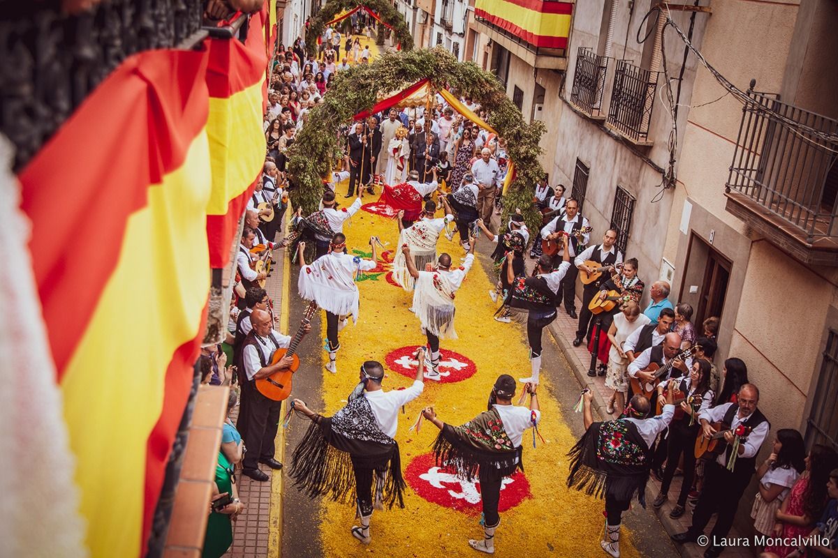 Arte y color en las calles que desaparecen en horas: las alfombras de serrín, alma del Corpus Christi de Castilla-La Mancha