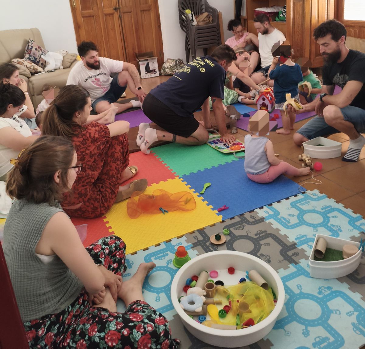 La Asociación Oro Blanco reúne a cerca de una veintena de familias en Manzanares en un taller sobre estimulación temprana y juego sensorial