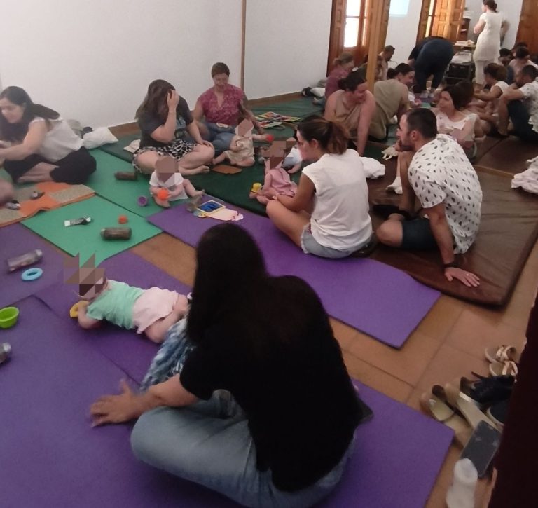 La Asociación Oro Blanco reúne a cerca de una veintena de familias en Manzanares en un taller sobre estimulación temprana y juego sensorial