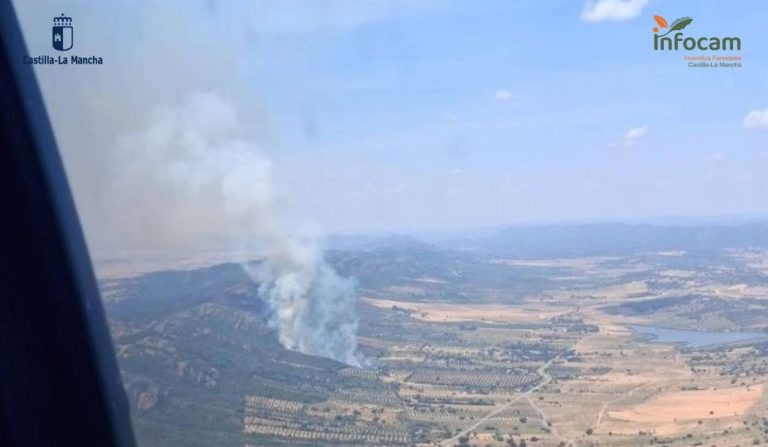 Un incendio en Brazatortas alcanza el Nivel 1: 12 medios y 66 personas trabajan en él