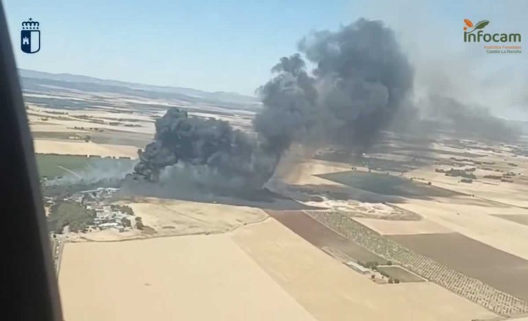 Un incendio en el punto limpio de Cabeza del Palo moviliza medios aéreos y terrestres en Ciudad Real