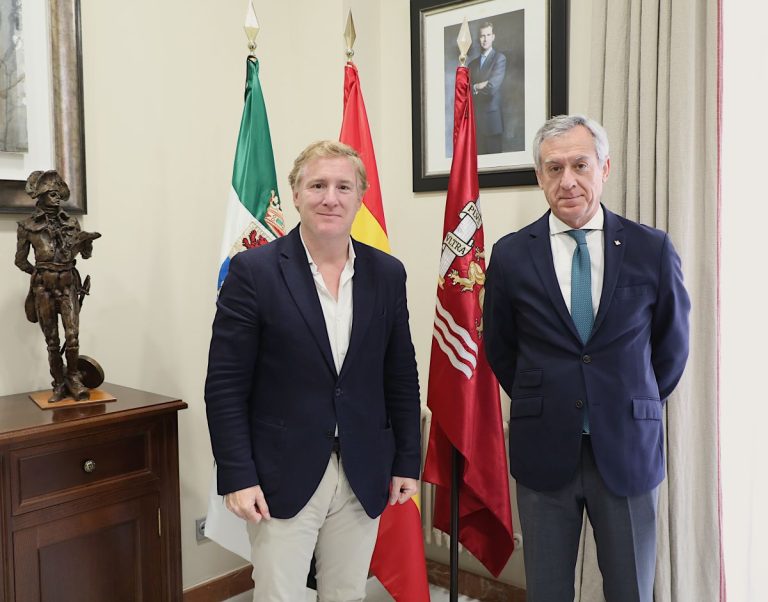 Eurocaja Rural acerca al Ayuntamiento de Badajoz su modelo de negocio y su estrategia de expansión en el territorio