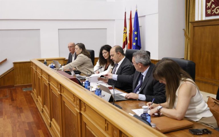 Vox y PP critican la gestión sanitaria del Gobierno de Page y exigen medidas urgentes para reducir las listas de espera