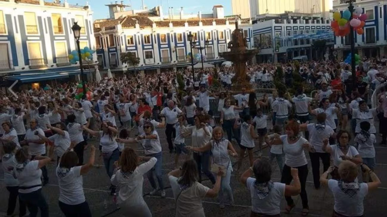 El día en que Valdepeñas hizo historia: 821 personas, una jota manchega y un Récord Guinness